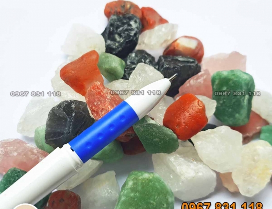 Đá thạch anh vụn ngũ sắc thô nhỏ