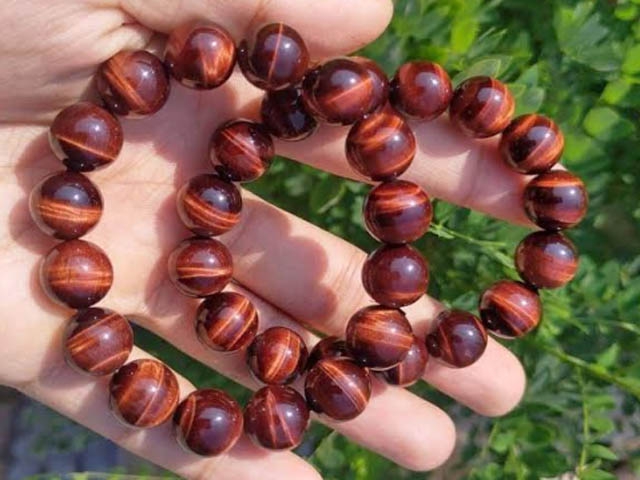 Mạng hoả đeo vòng đá màu gì